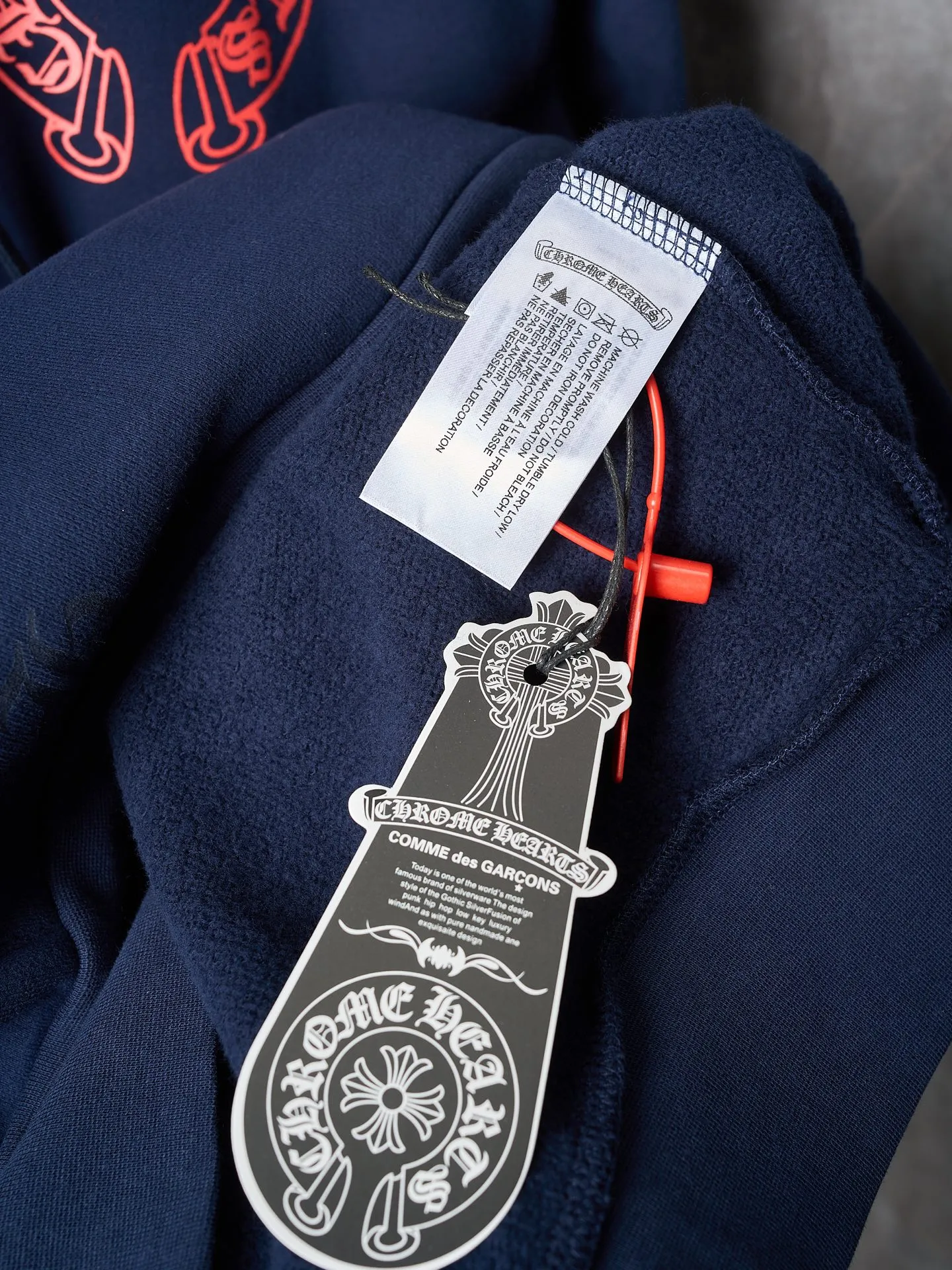 P420 Physical auction】Chrome Hearts/Chrome Heart red horseshoe print hooded sweatshirt [Ready stock] S M L A rebellious ceremony about wearing and performing. Adopt glue printing. The printing has been modified three times by the film screen. Use glue liquid paint to print the pattern on the fabric. Bake the fabric to fix the printed pattern. The fabrics have been washed and have a better hand feel. Not easy to deform, not easy to shrink, not easy to fade. Maintain long-term beauty and loose fit.
